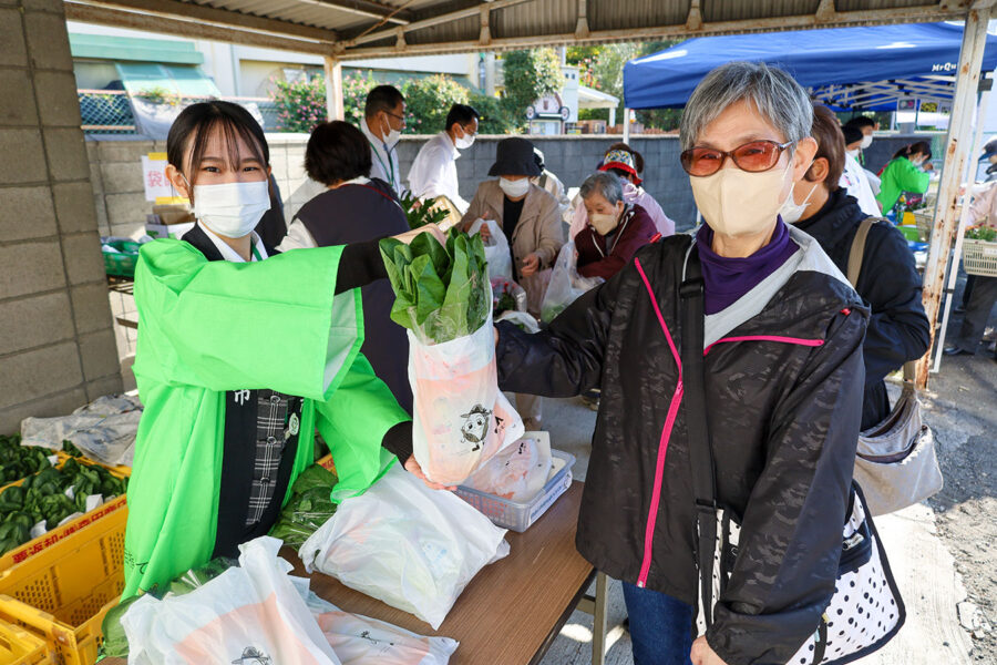 花き類の販売と女性会の作品展示