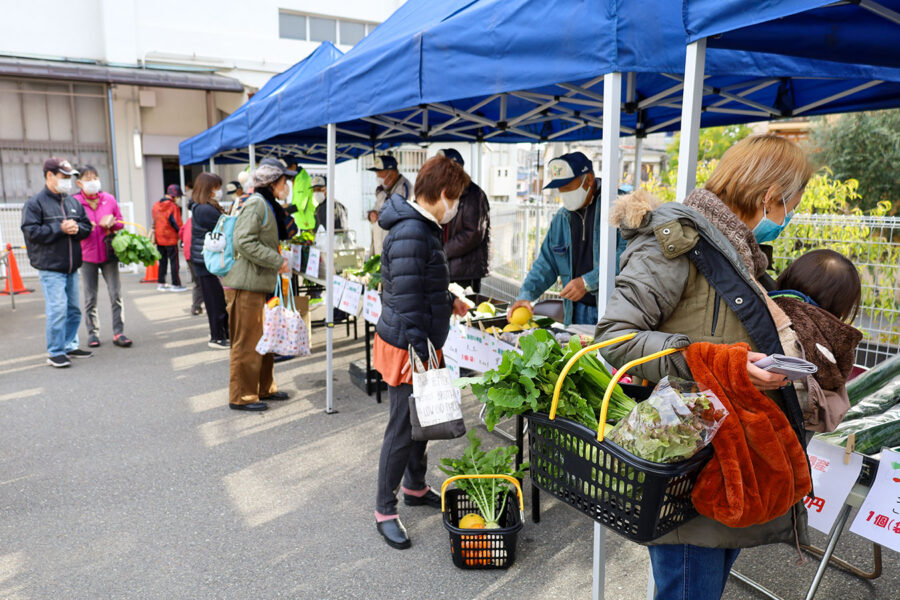 新鮮野菜の販売と特殊詐欺撲滅運動（百舌鳥支所）