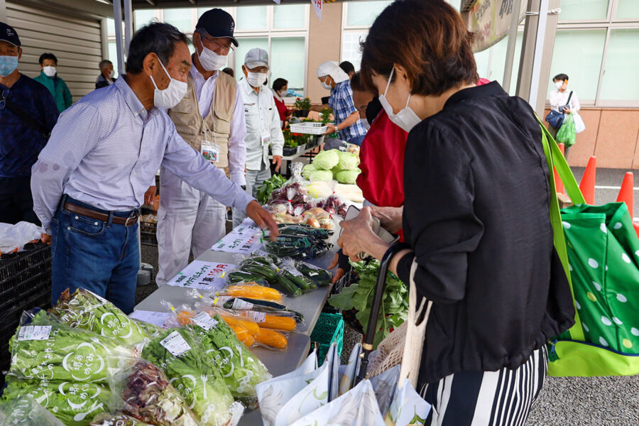 朝市を開催、地産地消をPR