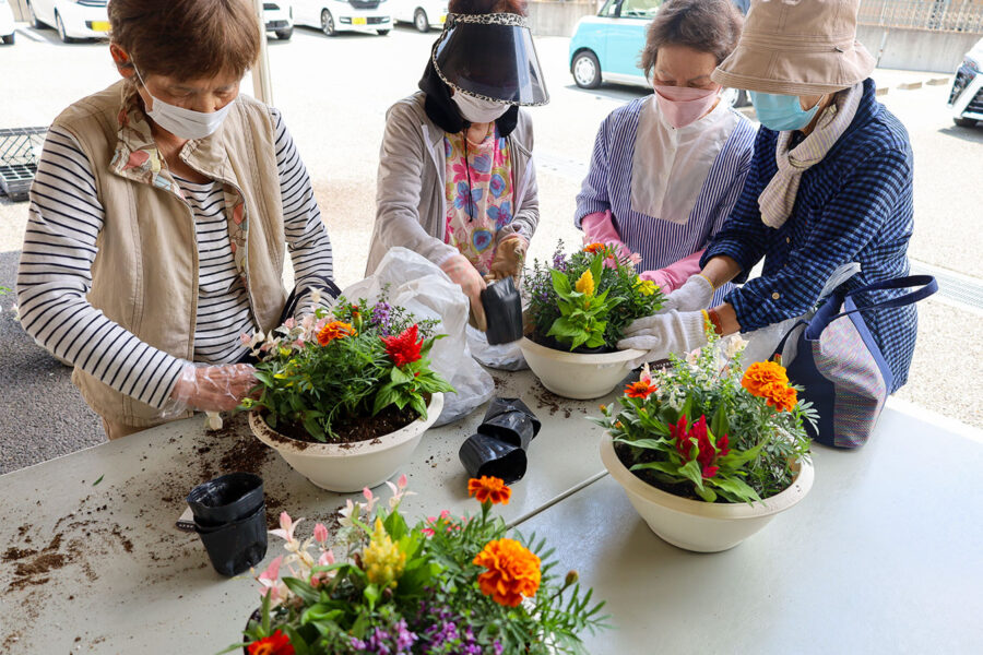 東百舌鳥支所で「寄せ植え講習会」を開催