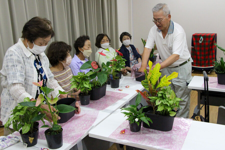 浜寺支部が寄せ植え講習会を開催