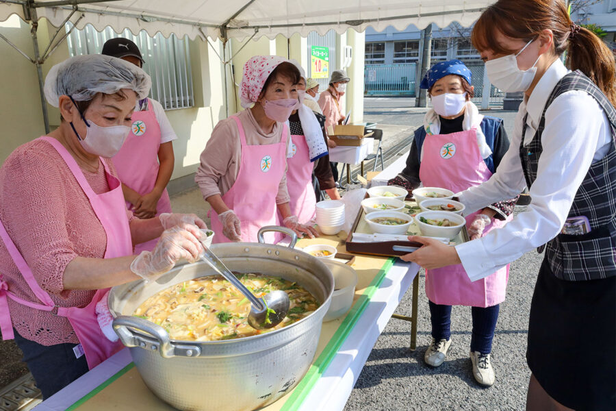 地場産農産物の配布及び健康相談を実施（北八下支所）