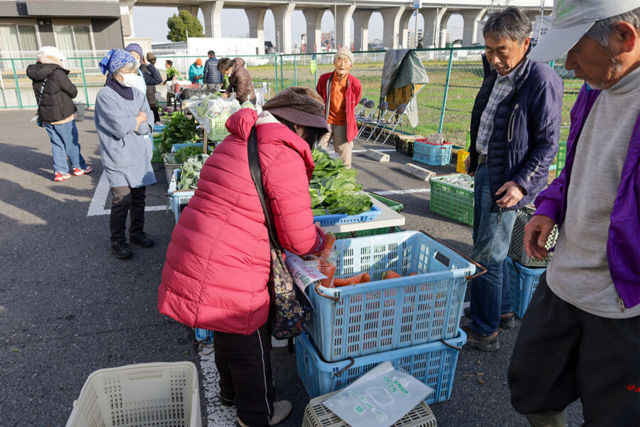 新鮮野菜の販売とぜんざいの振る舞い（久世支所）