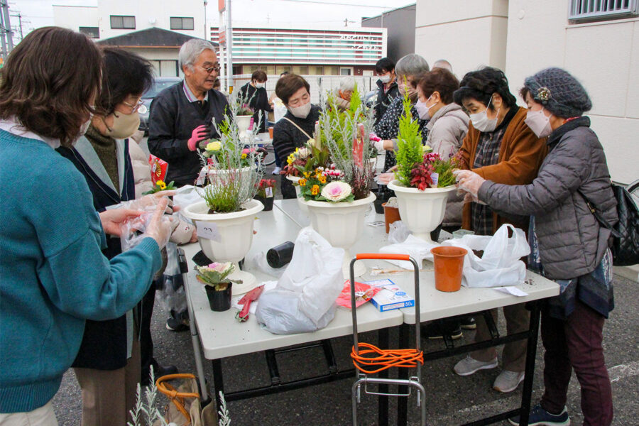 鳳支部が寄せ植え講習会を開催