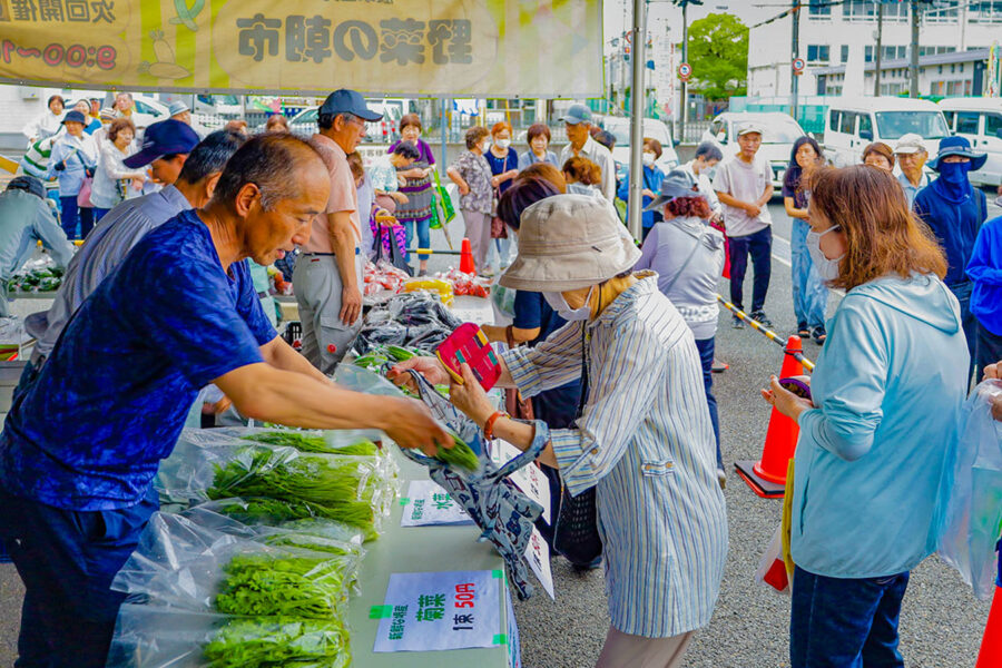 地産池消PRと地域住民とのふれあいを目的とした朝市を開催