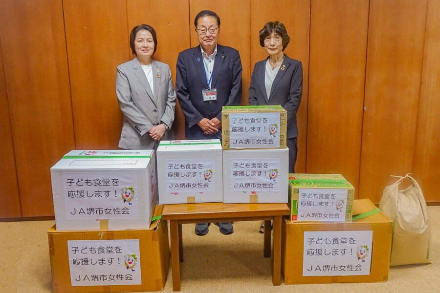女性会によるフードドライブ活動で子ども食堂に寄贈