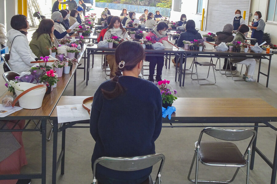 フレッシュミズが寄せ植え講習会を開催