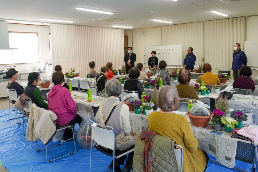 五箇荘支部が寄せ植え講習会を開催