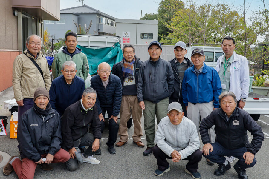 地場産農産物を販売する朝市を開催