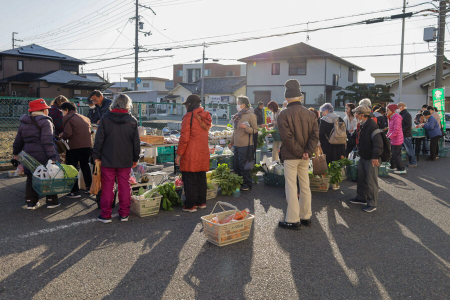 地産池消のPRと地域住民と絆を深める朝市を開催