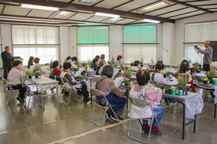 中央支部が「寄せ植え講習会」を開催