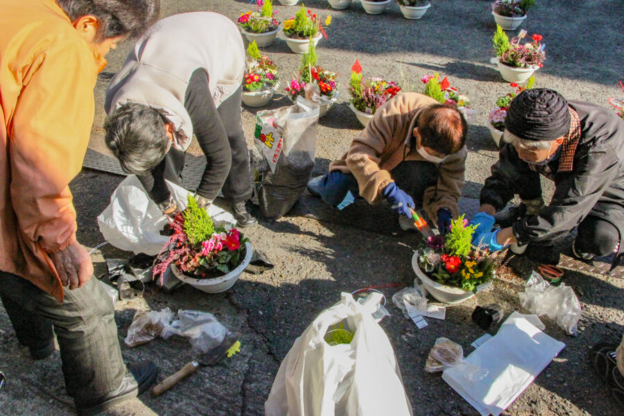 東陶器支部が寄せ植え講習会を開催