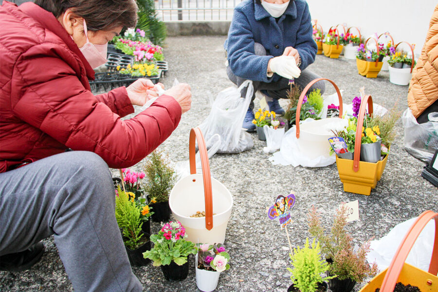 深井支部が寄せ植え講習会を開催