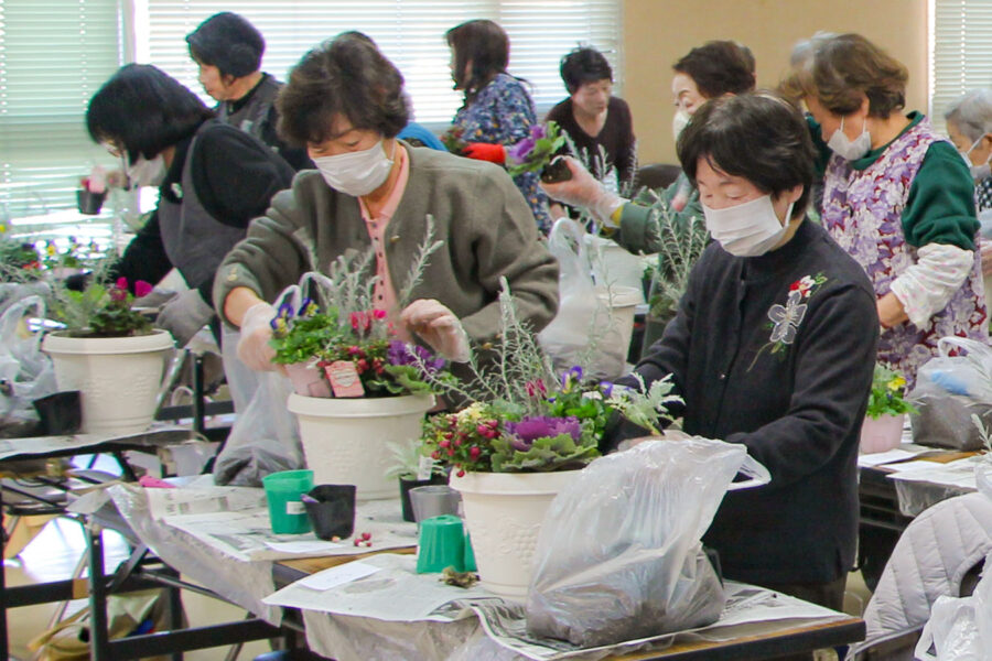 福泉支部が寄せ植え講習会を開催