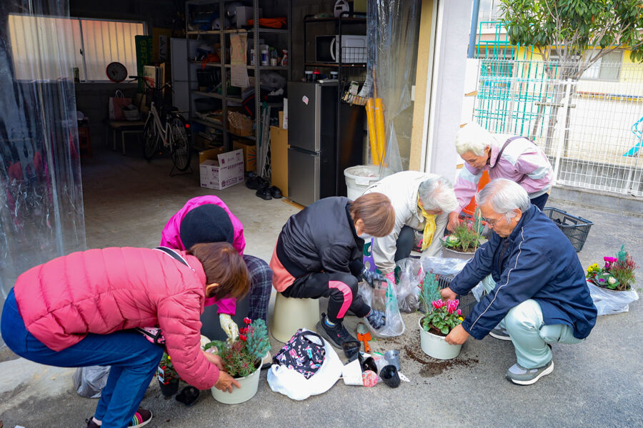 金岡支部が寄せ植え講習会を開催