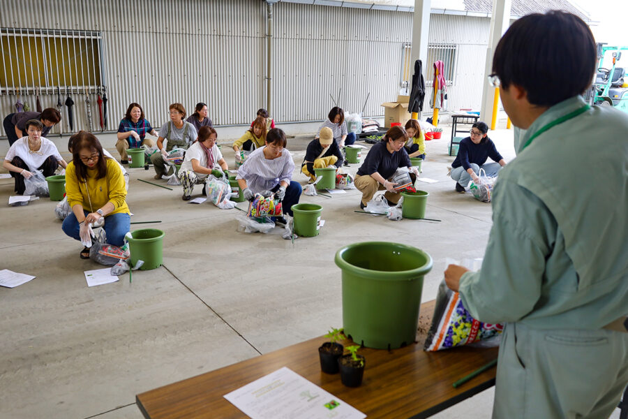 女性会フレッシュミズ　「野菜苗の植え付け」の講座を開催