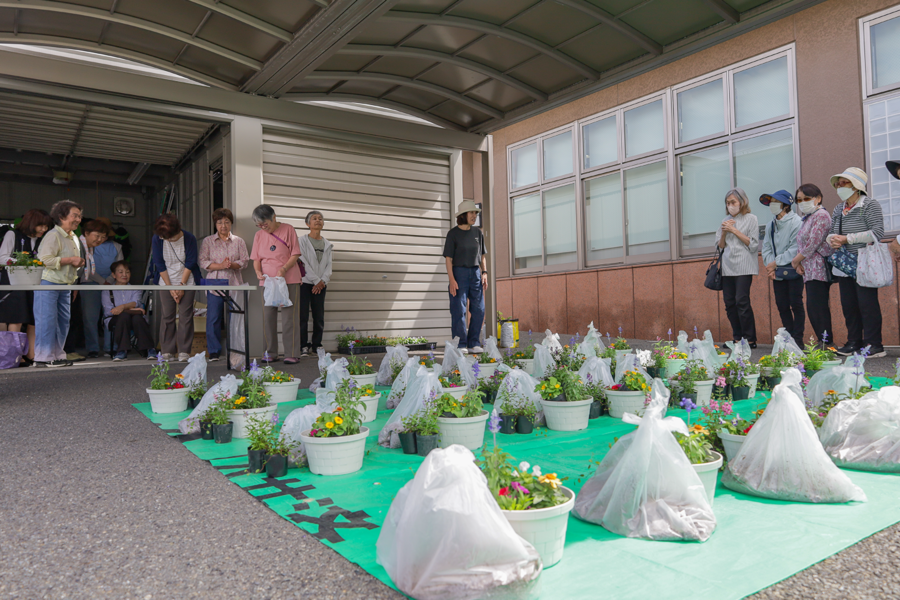 東百舌鳥支部が寄せ植え講習会を開催